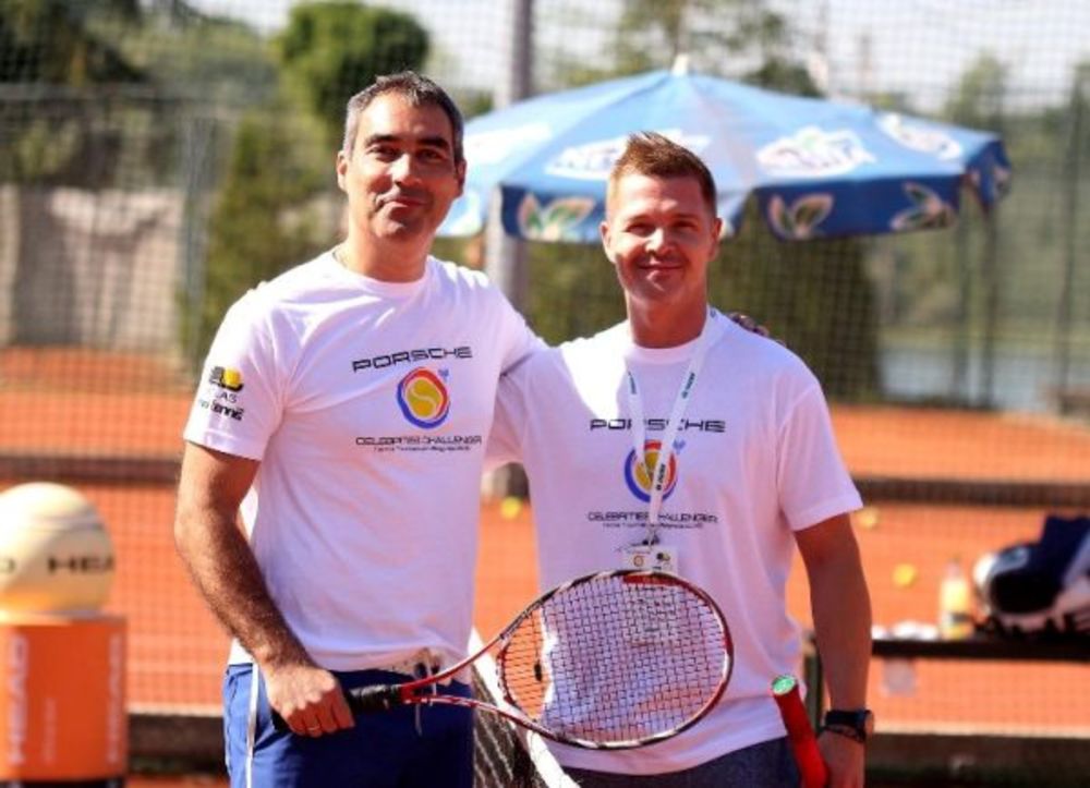 Mečevi prvog dana 14. teniskog turnira poznatih i 10. mini tenis open obeležili su neizvesni i zanimljivi gemovi, ali pre svega sjajna zabava, fer plej i duh sportskog drugarstva.