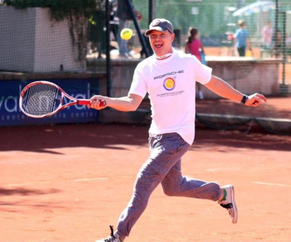 Mečevi prvog dana 14. teniskog turnira poznatih i 10. mini tenis open obeležili su neizvesni i zanimljivi gemovi, ali pre svega sjajna zabava, fer plej i duh sportskog drugarstva.