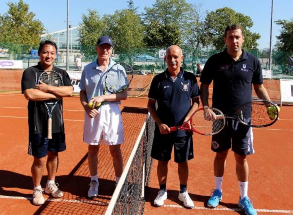 Mečevi prvog dana 14. teniskog turnira poznatih i 10. mini tenis open obeležili su neizvesni i zanimljivi gemovi, ali pre svega sjajna zabava, fer plej i duh sportskog drugarstva.