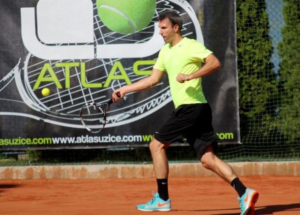 Mečevi prvog dana 14. teniskog turnira poznatih i 10. mini tenis open obeležili su neizvesni i zanimljivi gemovi, ali pre svega sjajna zabava, fer plej i duh sportskog drugarstva.