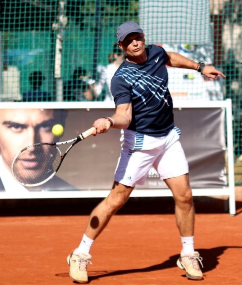 Mečevi prvog dana 14. teniskog turnira poznatih i 10. mini tenis open obeležili su neizvesni i zanimljivi gemovi, ali pre svega sjajna zabava, fer plej i duh sportskog drugarstva.