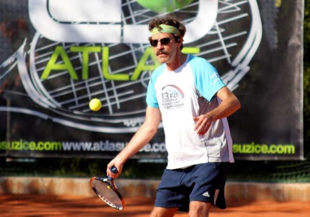 Mečevi prvog dana 14. teniskog turnira poznatih i 10. mini tenis open obeležili su neizvesni i zanimljivi gemovi, ali pre svega sjajna zabava, fer plej i duh sportskog drugarstva.