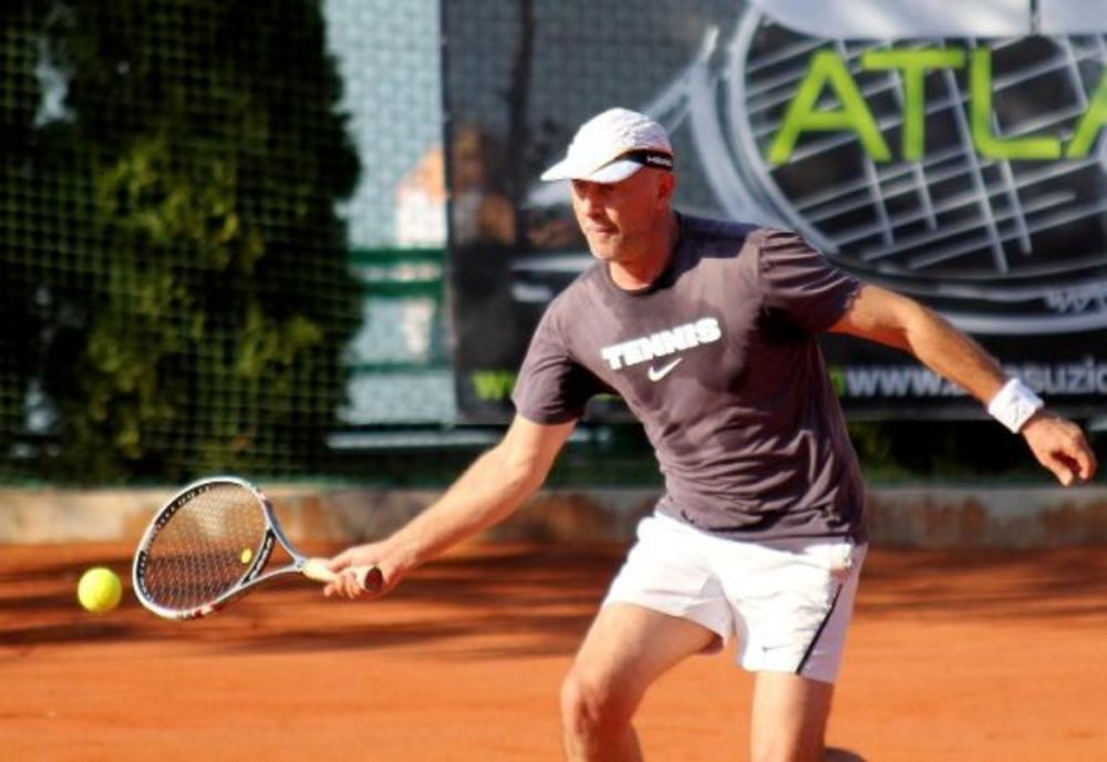 Mečevi prvog dana 14. teniskog turnira poznatih i 10. mini tenis open obeležili su neizvesni i zanimljivi gemovi, ali pre svega sjajna zabava, fer plej i duh sportskog drugarstva.