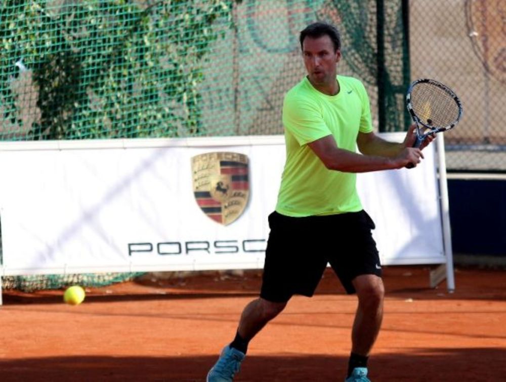 Mečevi prvog dana 14. teniskog turnira poznatih i 10. mini tenis open obeležili su neizvesni i zanimljivi gemovi, ali pre svega sjajna zabava, fer plej i duh sportskog drugarstva.