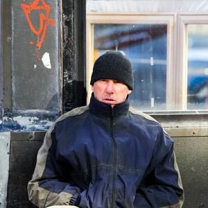 Postao beskućnik: Slavni glumac prosio na ulici, evo kako su prolaznici reagovali! (FOTO)