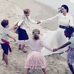 Anđelina Džoli: Idilične porodične fotografije sa plaže
