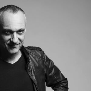 Kako očistiti ormar svog života: Tri sata jedinstvene izložbe uz zvuke harfe