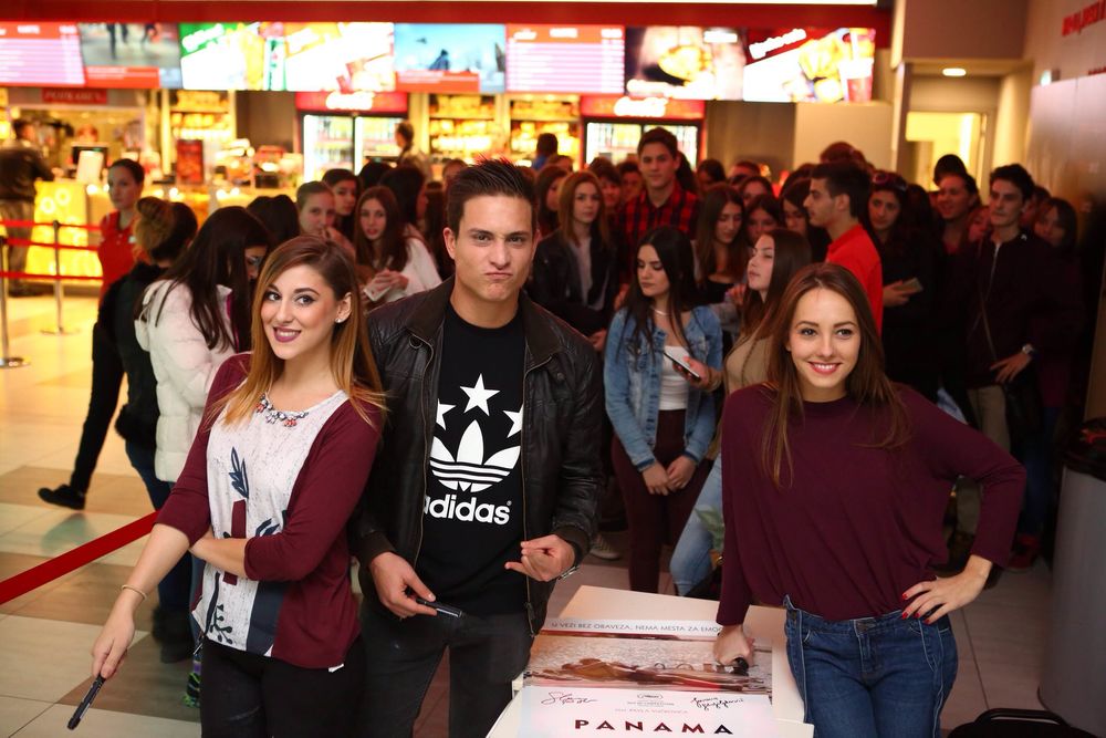 Više od 150 mladih obožavateljai juče je u periodu od 18.30 do 19.30 ;asova
u beogradskom bioskopu Cineplexx Ušće Shopping Center došlo da se druži
sa glumcima iz filma Panama.
