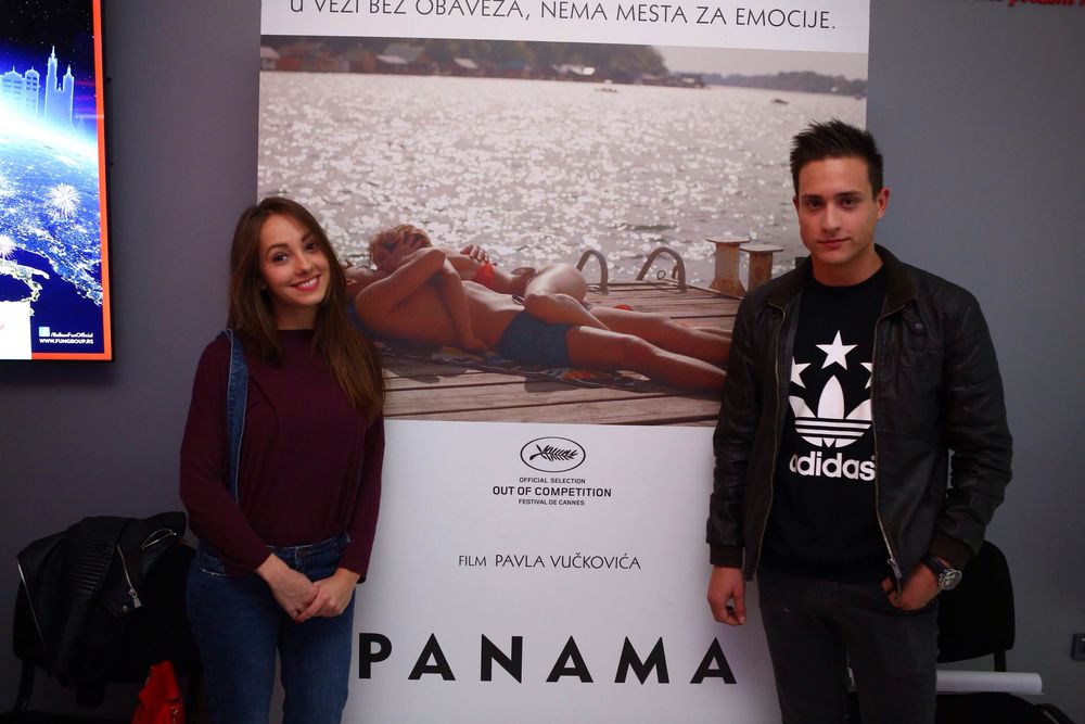 Više od 150 mladih obožavateljai juče je u periodu od 18.30 do 19.30 ;asova
u beogradskom bioskopu Cineplexx Ušće Shopping Center došlo da se druži
sa glumcima iz filma Panama.