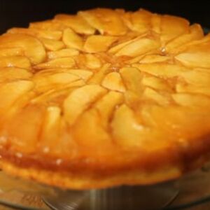 Kako da napravite prevrnuti karamel kolač s jabukama (VIDEO)