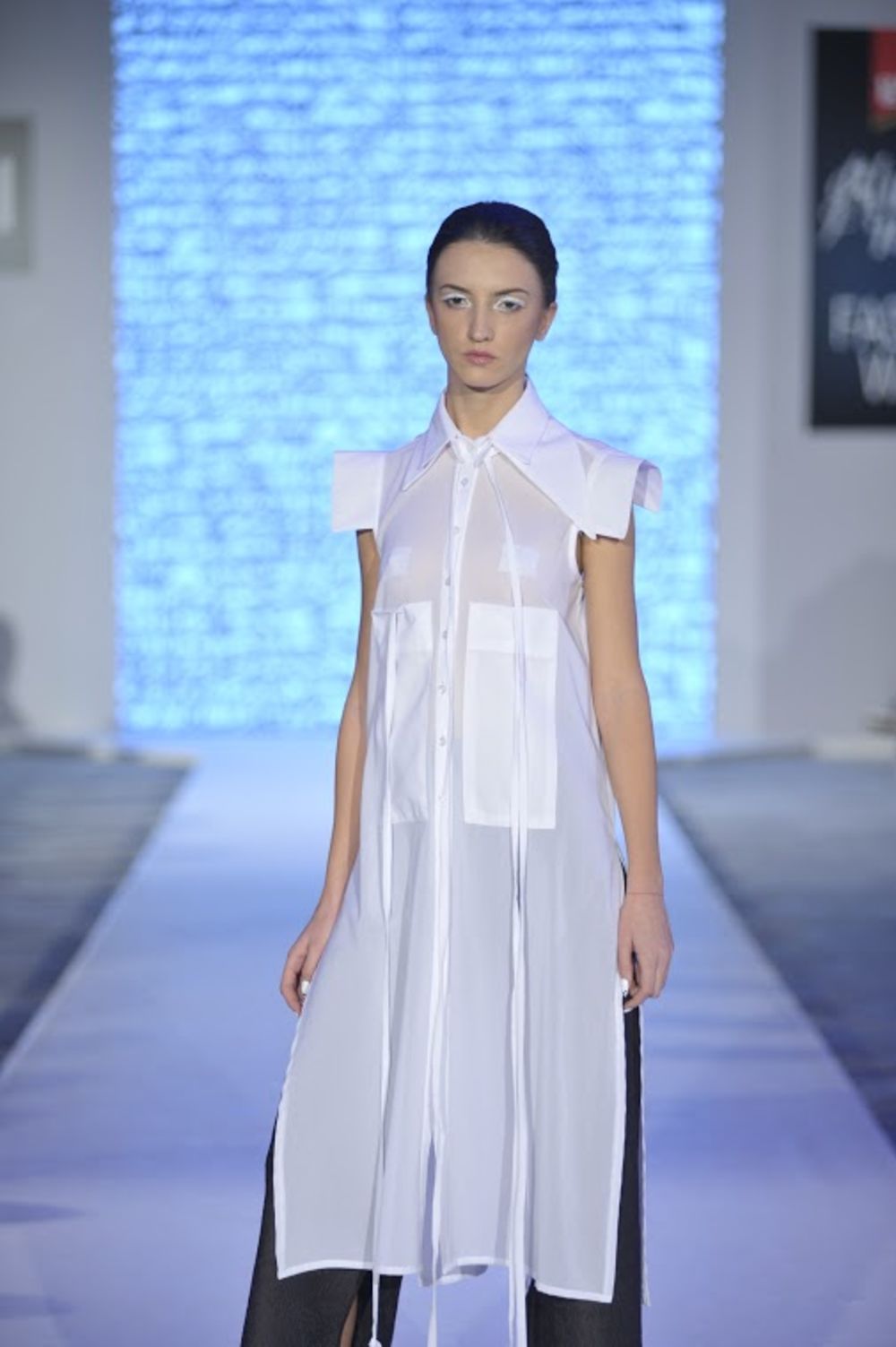 Peti dan 38. Black\\\'n\\\'Easy Fashion Week-a bio je veoma dinamičan. Pod pokroviteljstvom Avon šminke, beogradskoj publici najpre se predstavila Ana Ljubinković, kolekcijom „Cloudwalker“ za sezonu proleće/leto 2016.