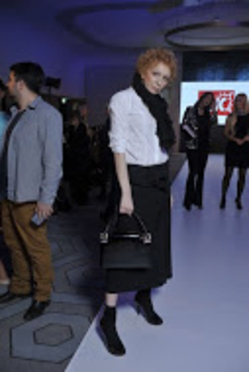 Peti dan 38. Black\\\'n\\\'Easy Fashion Week-a bio je veoma dinamičan. Pod pokroviteljstvom Avon šminke, beogradskoj publici najpre se predstavila Ana Ljubinković, kolekcijom „Cloudwalker“ za sezonu proleće/leto 2016.