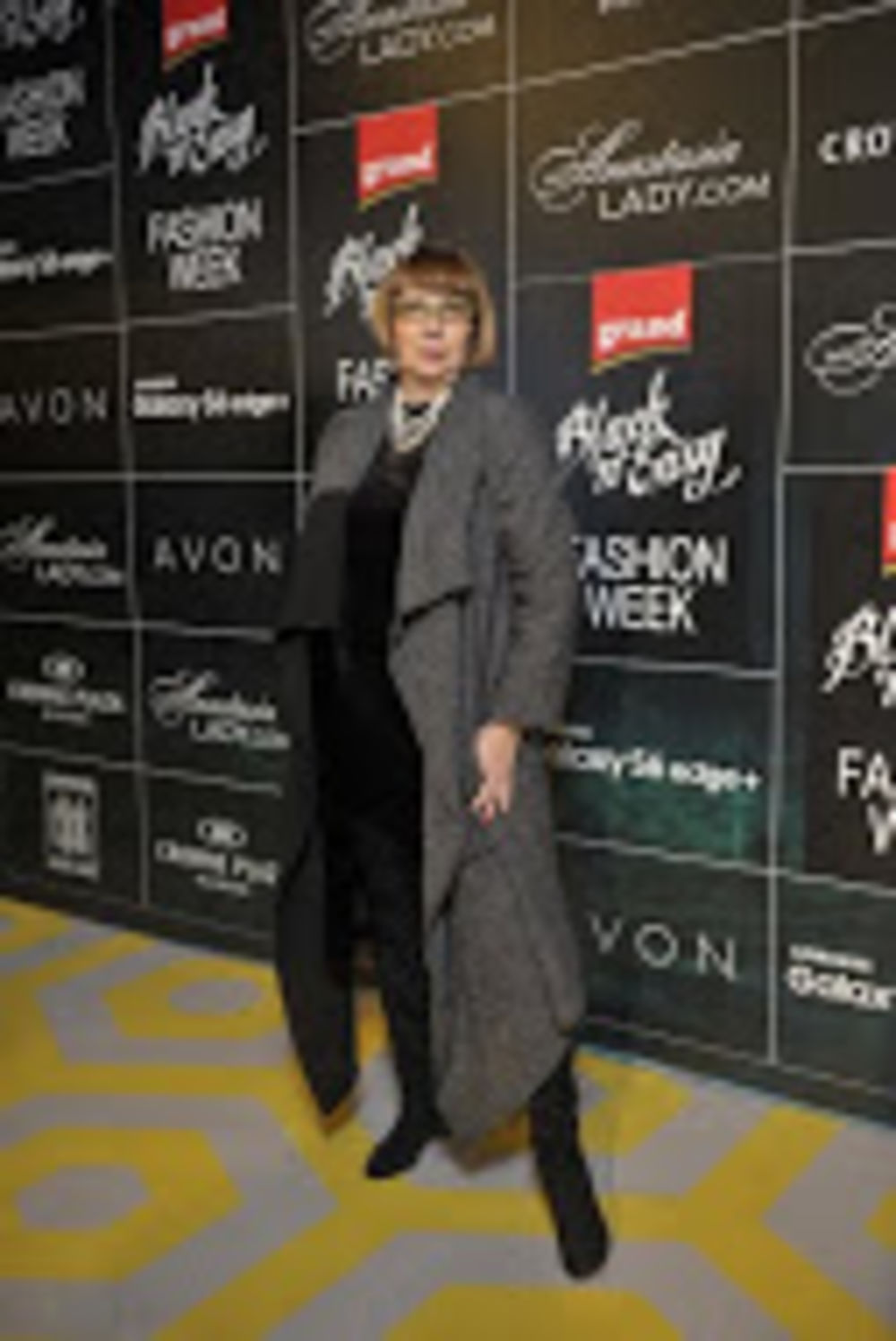 Peti dan 38. Black\\\'n\\\'Easy Fashion Week-a bio je veoma dinamičan. Pod pokroviteljstvom Avon šminke, beogradskoj publici najpre se predstavila Ana Ljubinković, kolekcijom „Cloudwalker“ za sezonu proleće/leto 2016.