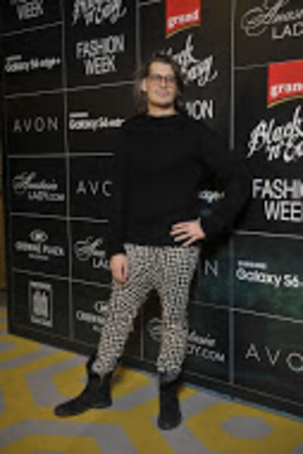 Peti dan 38. Black\\\'n\\\'Easy Fashion Week-a bio je veoma dinamičan. Pod pokroviteljstvom Avon šminke, beogradskoj publici najpre se predstavila Ana Ljubinković, kolekcijom „Cloudwalker“ za sezonu proleće/leto 2016.