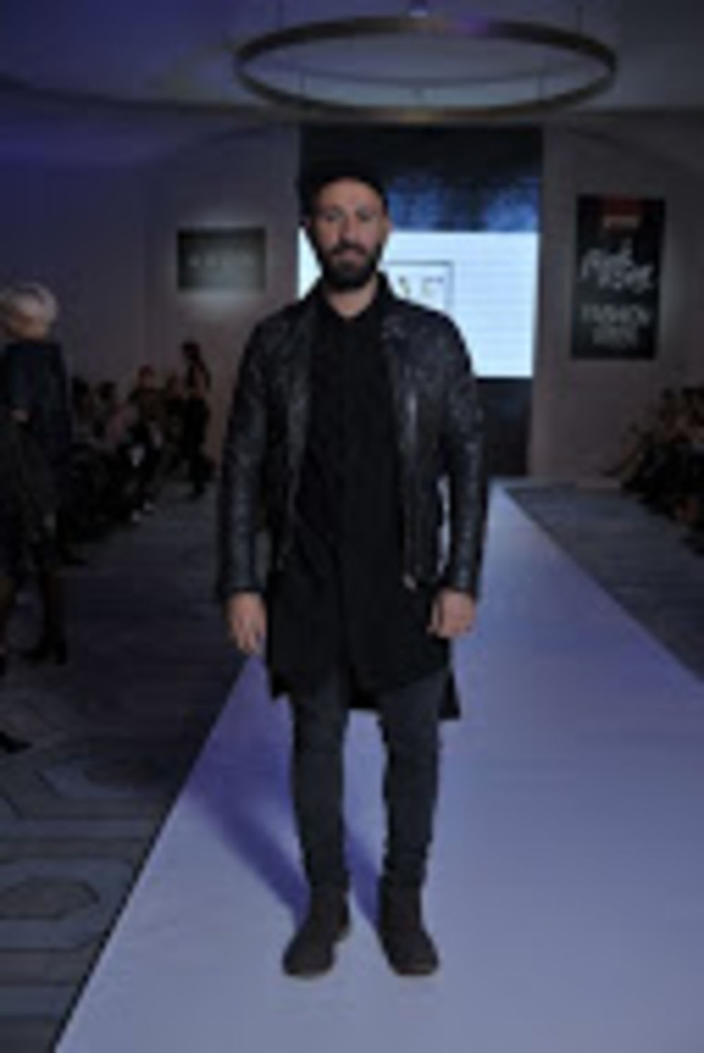 Peti dan 38. Black\\\'n\\\'Easy Fashion Week-a bio je veoma dinamičan. Pod pokroviteljstvom Avon šminke, beogradskoj publici najpre se predstavila Ana Ljubinković, kolekcijom „Cloudwalker“ za sezonu proleće/leto 2016.