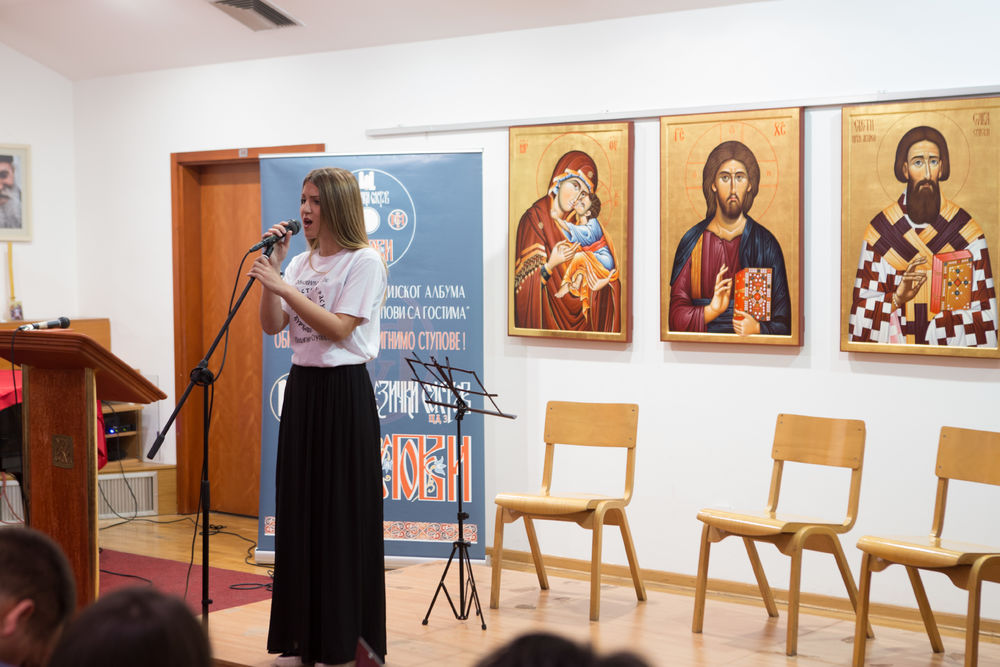 U sklopu akcije Obnovimo sebe podignimo Stupove u prepunoj sali parohijskog doma crkve Svetog Save u Beogradu održana je promocija cd muzičkog sastava Stupovi.