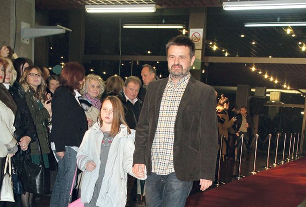 Nakon više od 15 godina publika je sinoć u Sava centru napokon dočekala da na velikom platnu vidi glumca Žarka Lauševića, i to premijerno u filmu Smrdljiva bajka.