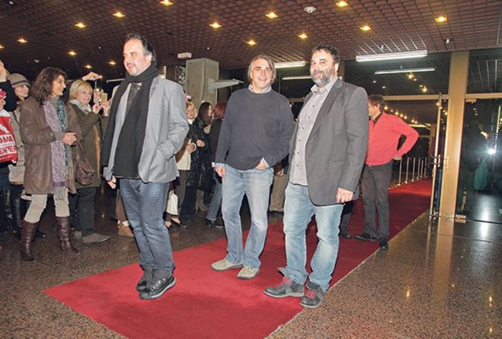 Nakon više od 15 godina publika je sinoć u Sava centru napokon dočekala da na velikom platnu vidi glumca Žarka Lauševića, i to premijerno u filmu Smrdljiva bajka.