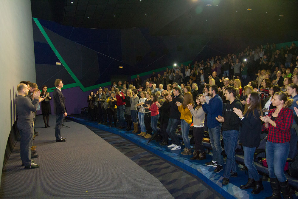 Nakon velike beogradske premijere filma Smrdljiva bajka, kojim se legendarni Žarko Laušević vratio glumi i novosadska publika je imala priliku da uživa u ovom filmu ali i druženju sa glumcima.