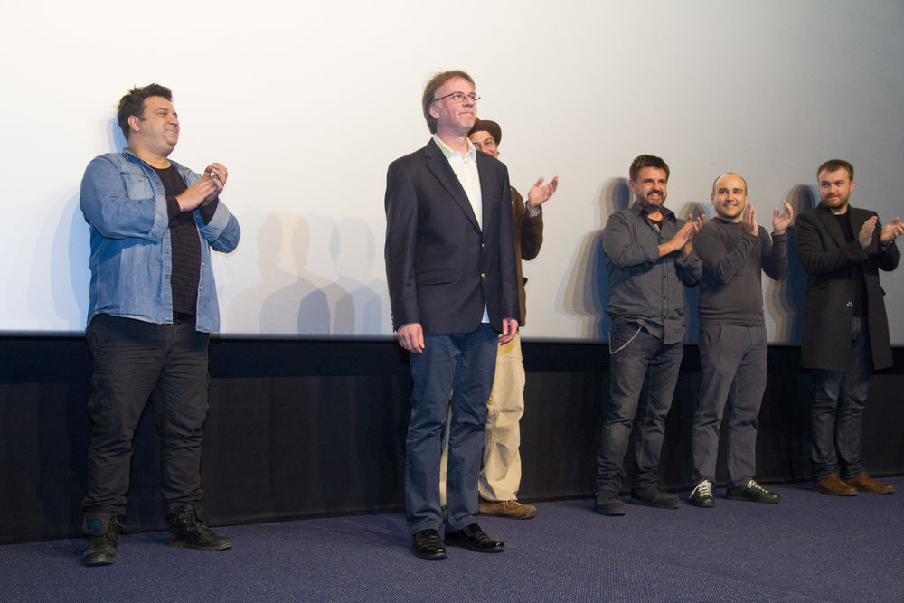 Nakon velike beogradske premijere filma Smrdljiva bajka, kojim se legendarni Žarko Laušević vratio glumi i novosadska publika je imala priliku da uživa u ovom filmu ali i druženju sa glumcima.