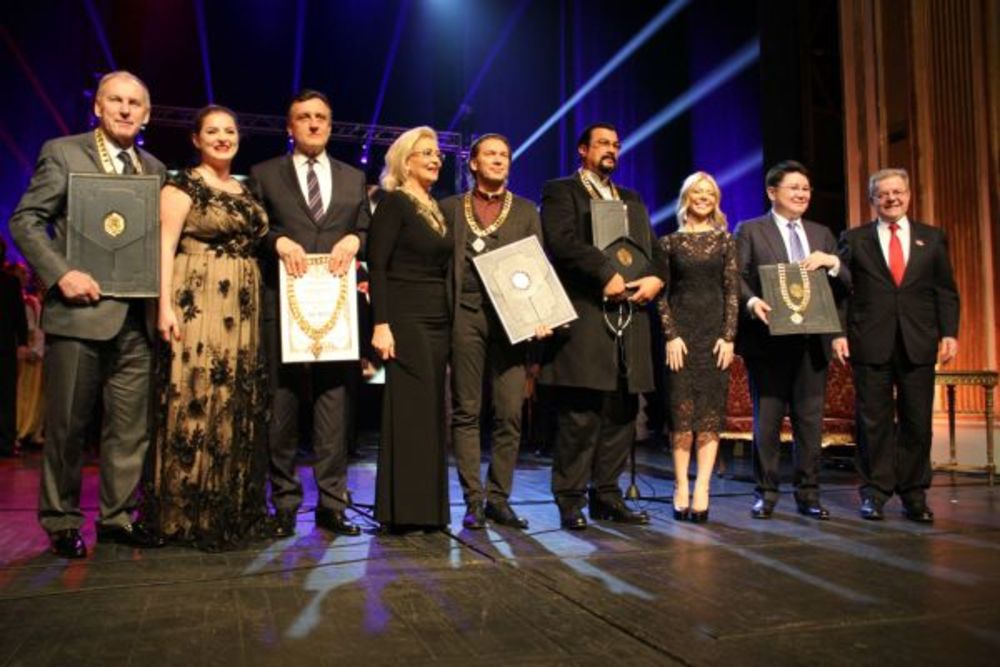 Prestižna Nagrada Braća Karić koju Karić fondacija već 18 godina dodeljuje znamenitim ličnostima koje su svojim radom, inovacijama i ličnim zalaganjem zadužile čovečanstvo svečano je dodeljena 30. novembra, na Velikoj sceni Narodnog pozorišta u Beogradu.