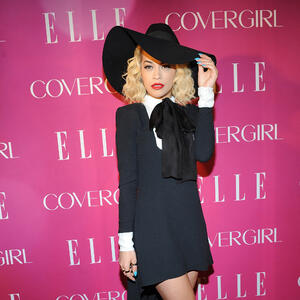 Šta joj se dogodilo: Rita Ora u lošem izdanju i spuštenom korsetu koji otkriva grudi (FOTO)
