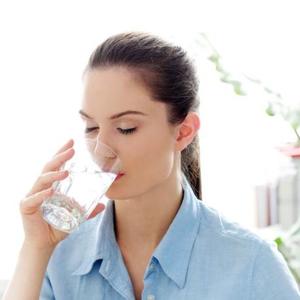 5 fenomenalnih razloga da pijete čašu tople vode na prazan stomak