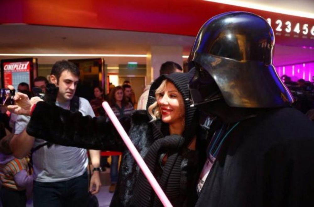 Sinoć je održana ponoćna premijera filma Star wars – Buđenje sile,  u čak 32 bioskopske sale širom Srbije.