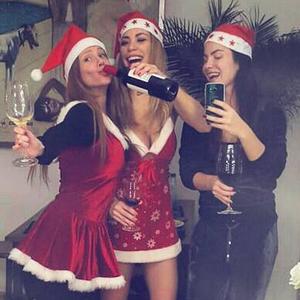 Seksi Deda Mrazice: Ovako Olja Crnogorac sa drugaricama proslavlja praznike! (FOTO + VIDEO)