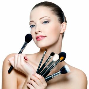 Sakrijte godine uz pomoć šminke: Top 5 trikova sa kojima ćete izgledati mlađe