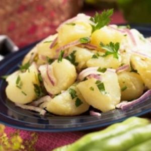 Oduševiće vas: Deluks krompir salata kakvu još niste probali!