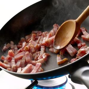 Trik profesionalnih kuvara: Nikada se ne biste setili da slaninu spremite na ovaj način (VIDEO)