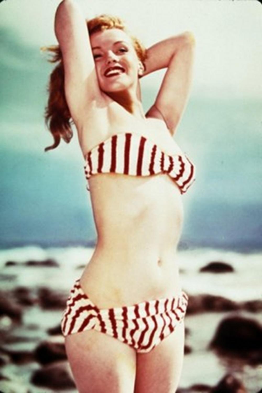 Merlin Monro 1947.
Mlada Norma Džin na samom početku karijere, nije se libila da pozira ispred objektiva u seksi bikiniju.