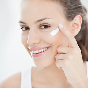 Bićete oduševljeni rezultatima nakon samo tri dana korišćenja: Domaći serum koji će preporoditi vašu kožu