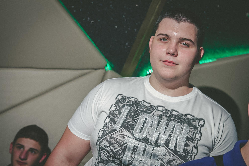 Najmlađi član porodice Živojinović sinoć je, okružen prijateljima i braćom, već počeo proslavu punoletstva u jednom prestoničkom klubu.