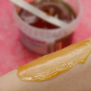 Nikad lakše do glatkih nogu: Pogledajte kako sami da napravite šećernu pastu za depilaciju (VIDEO)
