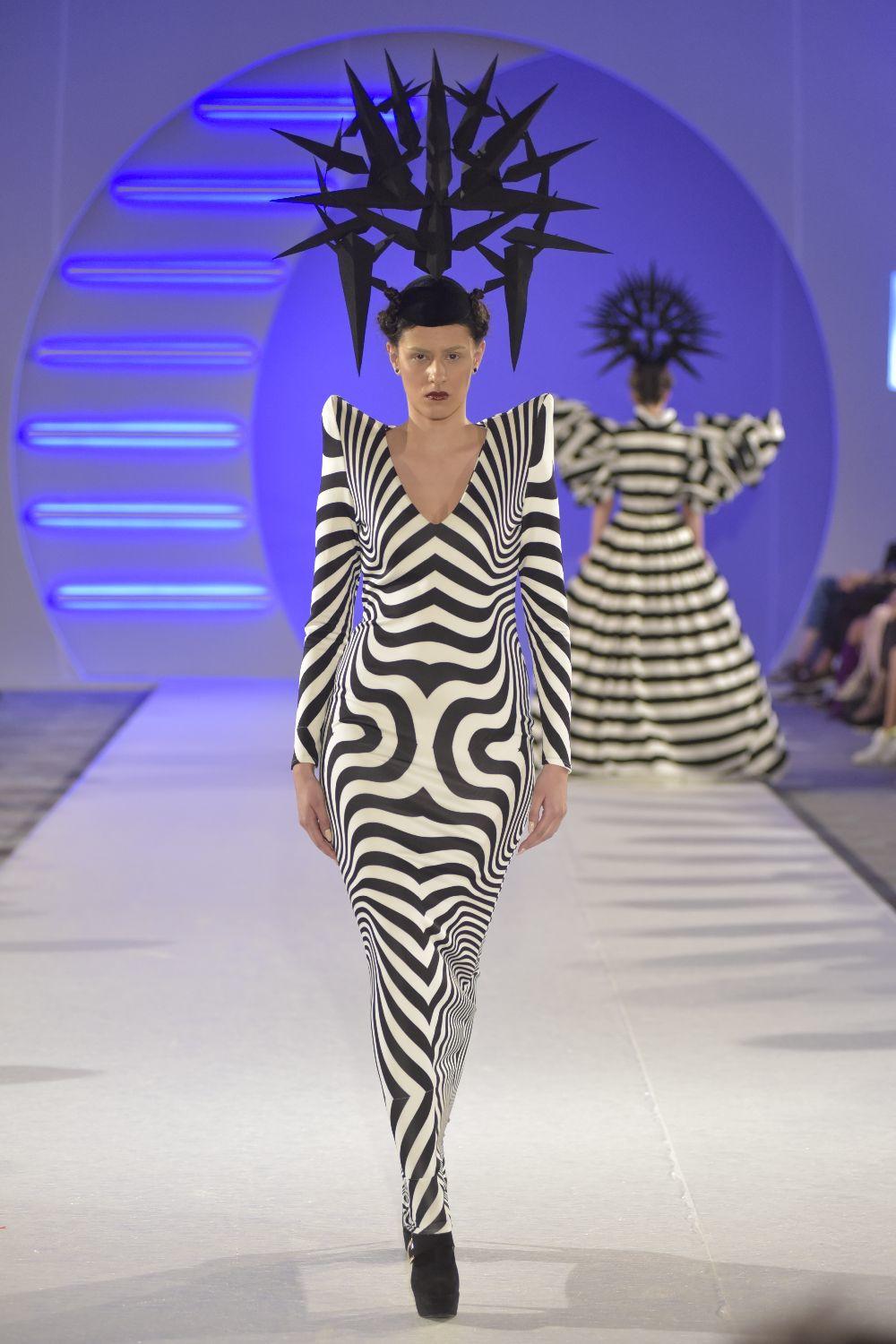 Ovogodišnjom kolekcijom koju je predstavila na Fashion Week-u, Ivana Pilja je još jednom oduševila sve prisutne. Pogledajte o čemu je reč.