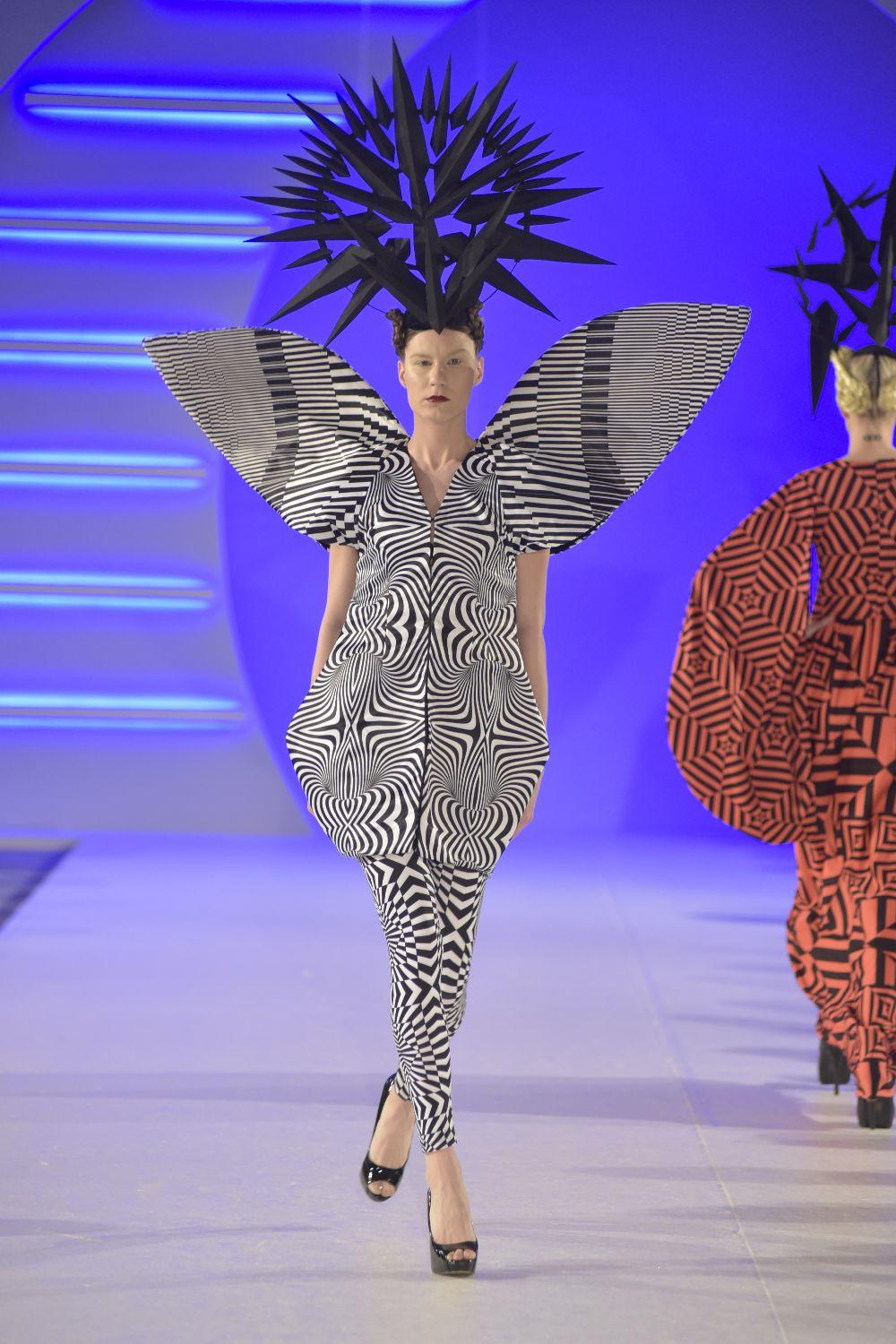 Ovogodišnjom kolekcijom koju je predstavila na Fashion Week-u, Ivana Pilja je još jednom oduševila sve prisutne. Pogledajte o čemu je reč.