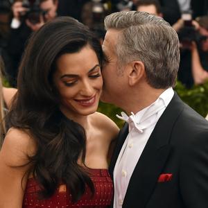 Tako to rade pravi zavodnici: Poklonu kojim je Džordž Kluni iznenadio Amal za godišnjicu braka nijedna žena ne bi odolela