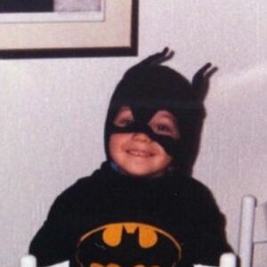 Ko je neodoljivi mališan iza maske poznatog heroja: Sin popularne pevačice u ulozi Betmena (FOTO)