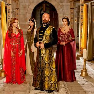 Sulejman Veličanstveni okružen lepoticama: Koja od njih sme da stane na crtu Šeherezadi? (FOTO)