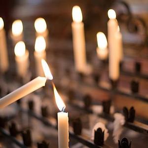 Počela je strasna nedelja: Zašto žene na Veliki četvrtak obavezno moraju da zapale sveću