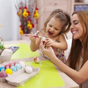 Deca kao pomoćnici: Neobične ideje za brzo i lepo dekorisanje uskršnjih jaja (VIDEO)