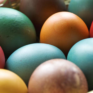 Bez veštačkih boja i hemikalija: 7 potpuno prirodnih načina da ofarbate jaja