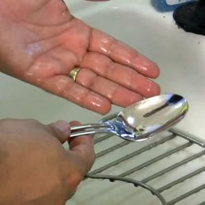 Ovo sigurno niste znali: Kako da uklonite miris luka sa ruku (VIDEO)