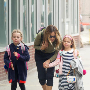 Kao sav NORMALAN svet: Poznata glumica bez telohranitelja šeta ulicama i ide po svoju decu u školu! (FOTO)