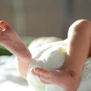 Isceljujući dodir: Umesto u inkubatorima, bebe teške 700 grama na grudima tate i brata (FOTO)