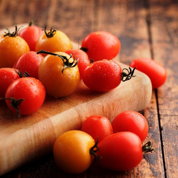ŽELITE DA IMATE SVOJU ZDRAVU BAŠTICU? Ovo su korisni saveti za gajanje ČERI paradajza!