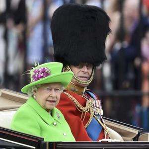 Da li joj je potreban stilista? Kraljicu Elizabetu ismejao svet (FOTO)
