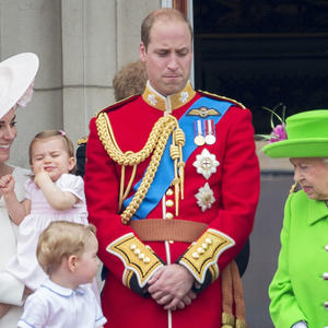 Misteriozni muškarac u kraljičinoj sobi i Čarlsovi vreli razgovori: 8 skandala koje britanska kraljevska porodica čezne da zaboravimo